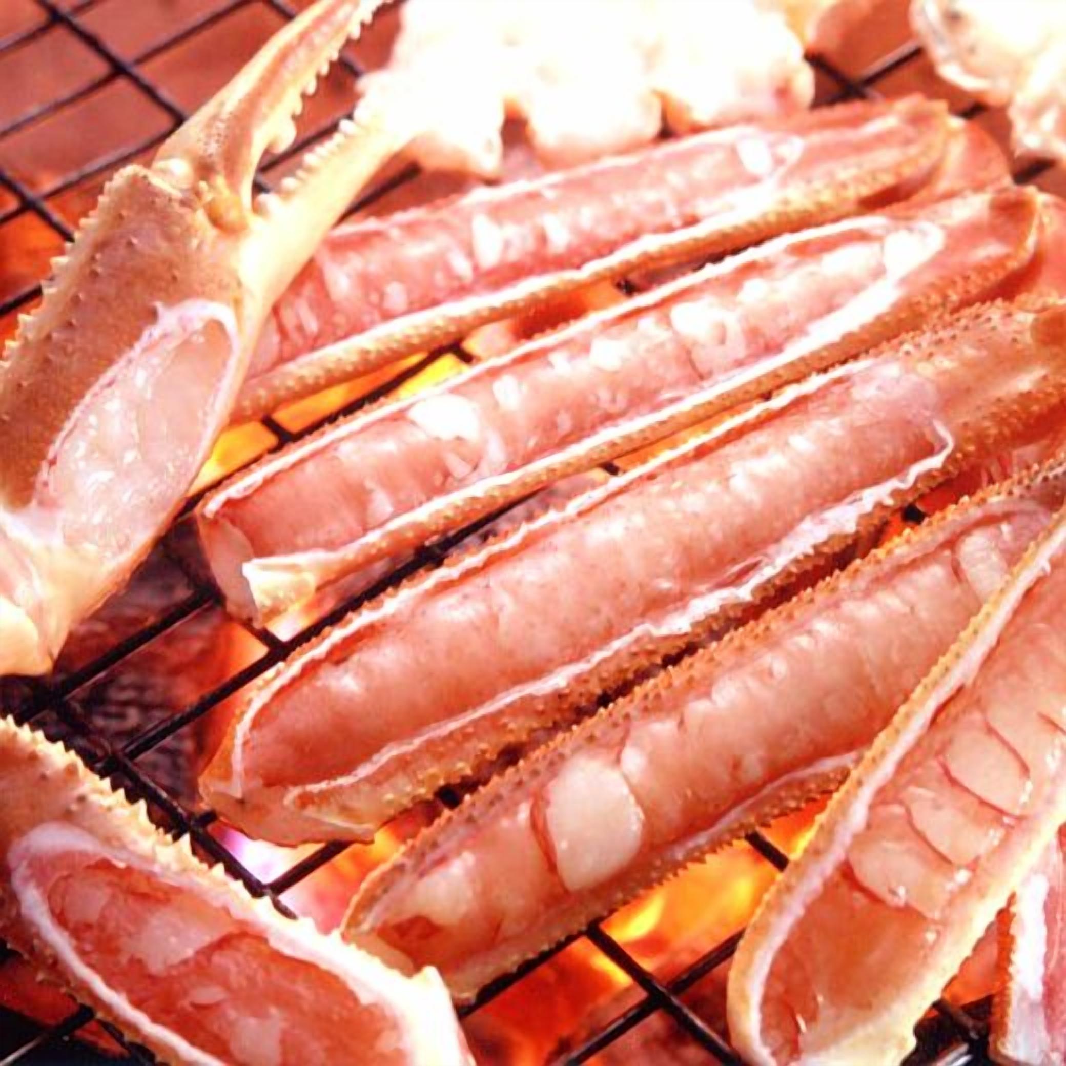 Des pinces de crabe grillées sur un barbecue.