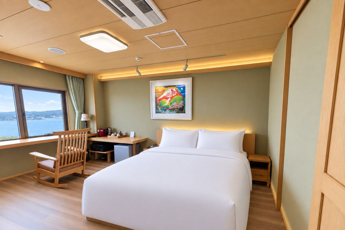 Une chambre d’hôtel avec un lit, un bureau, une chaise et un tableau au mur.