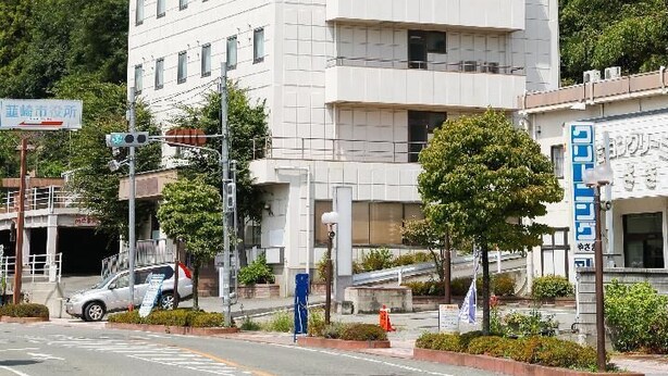 Un edificio de varios pisos con un cartel que indica que es un hotel.
