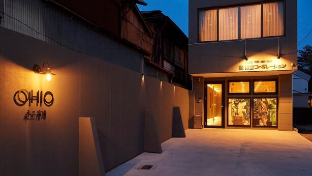 Un edificio con un cartel que dice 'Ohio' y una entrada iluminada.