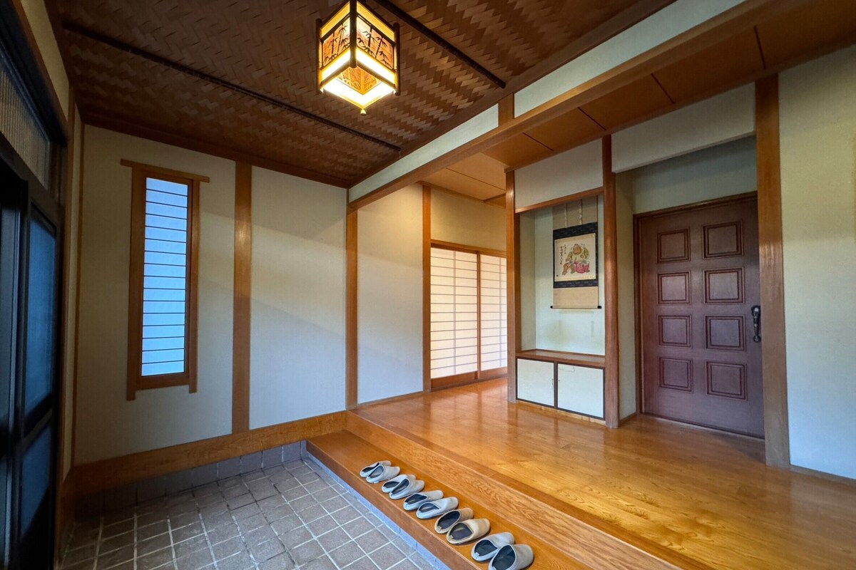 Ein traditionelles japanisches Interieur mit Tatami-Böden, Schiebetüren und einer Holzbalkendecke.