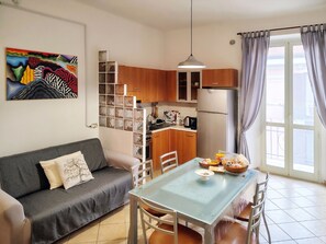 Interior - Bright apartment near downtown: Free parking & breakfast included! (Sulmona)