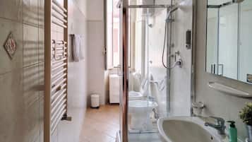 Dusche, Haartrockner, Bidet, Handtücher