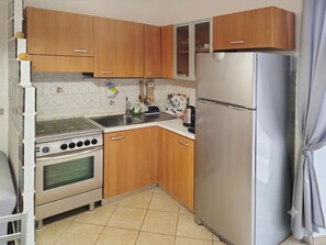 Private kitchen - Bright apartment near downtown: Free parking & breakfast included! (Sulmona)