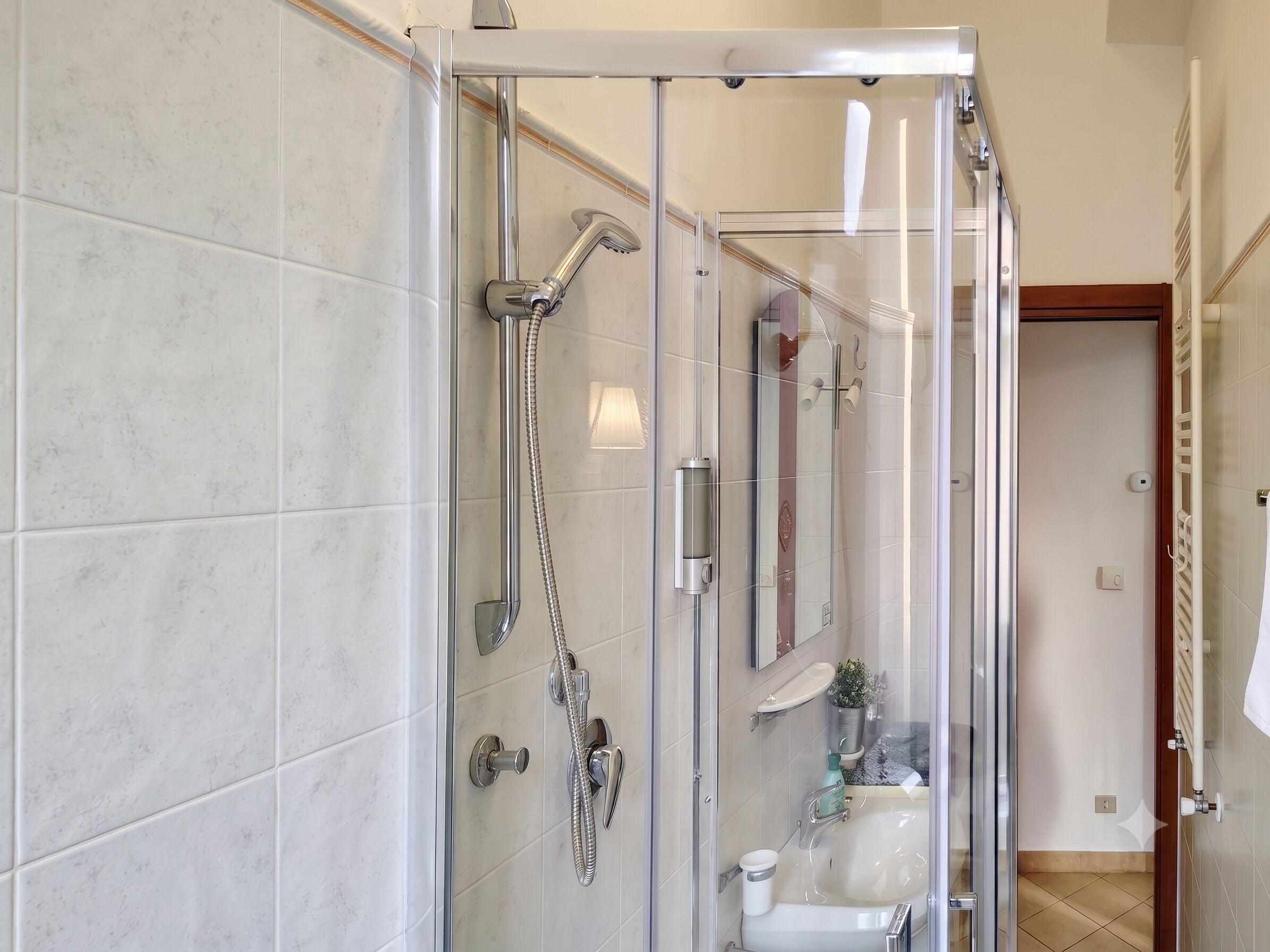 Douche, sèche-cheveux, bidet, serviettes fournies