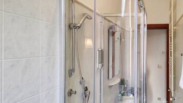 Dusche, Haartrockner, Bidet, Handtücher