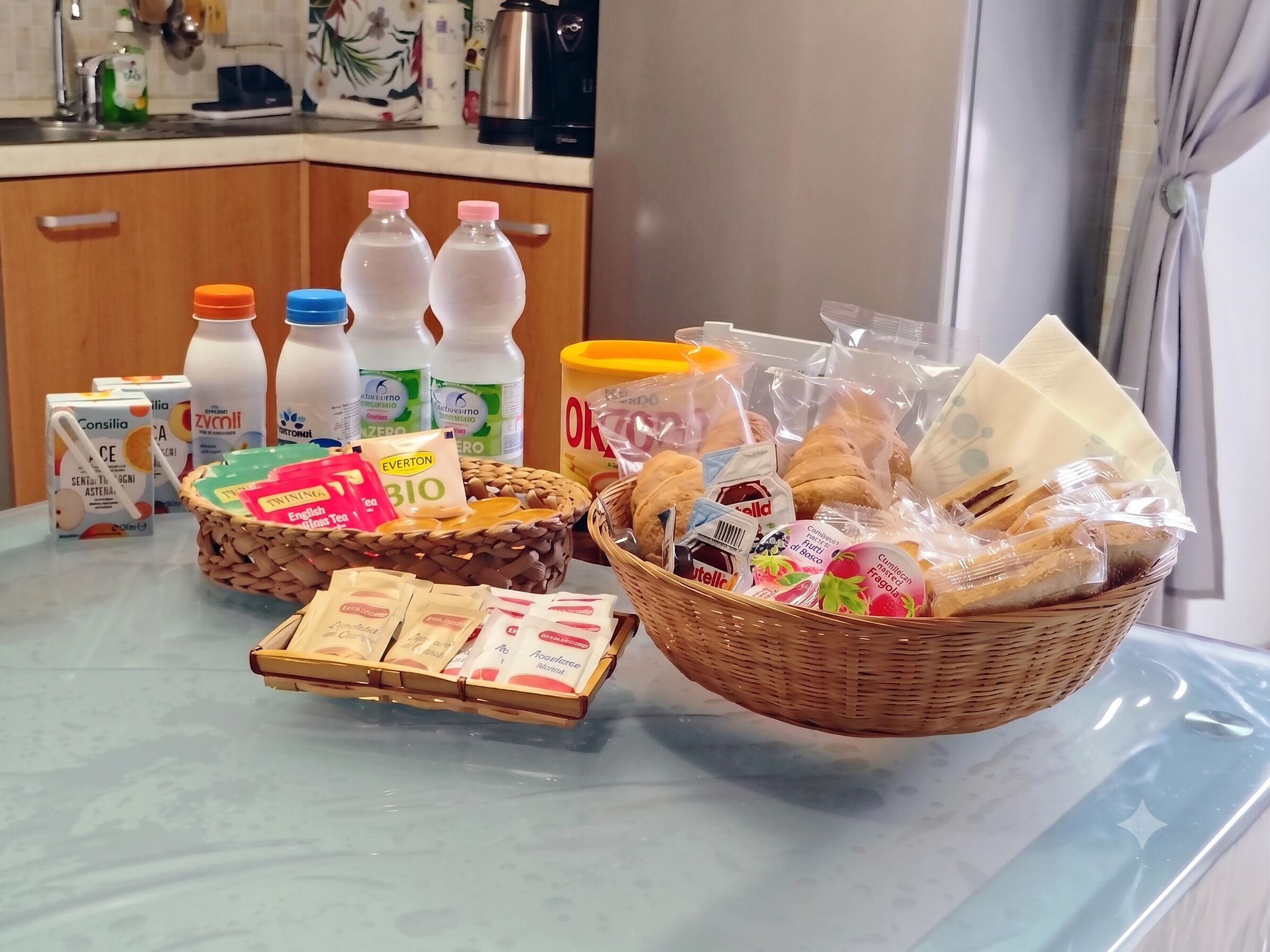 Un plan de travail de cuisine avec divers aliments, notamment du pain, des pâtisseries et des produits emballés.