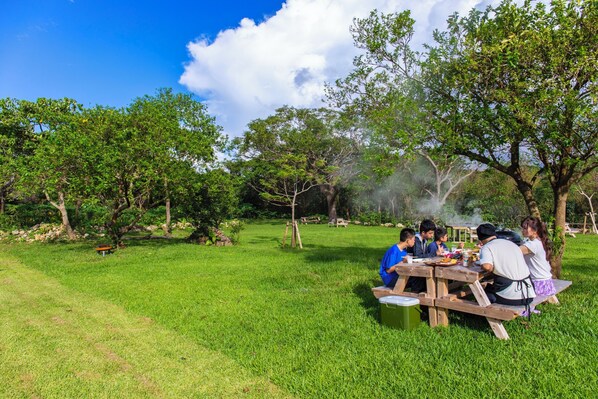 Outdoor dining - Hortonoki Hotel & Tropical Garden (Motobu)