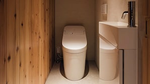 Un baño pequeño con inodoro, lavabo y armario.