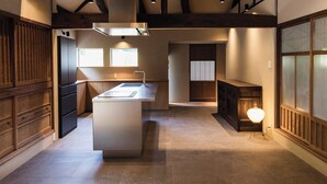 Una cocina moderna con una isla central, armarios de madera y una estufa integrada.