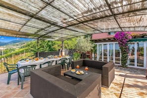 Standard-Apartment, 2 Schlafzimmer, Bergseite (Appartamento Aurora Amazing View with) | Speisen im Freien
