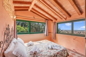 Une chambre à coucher avec un lit, une fenêtre et une vue sur l’extérieur.