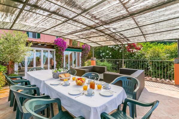 Standard-Apartment, 2 Schlafzimmer, Bergseite (Appartamento Aurora Amazing View with) | Speisen im Freien
