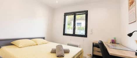 3 chambres, fer et planche à repasser, draps fournis