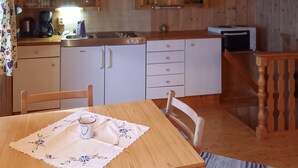 Coffee/tea maker, fridge, stovetop, cookware/dishes/utensils - 2 bedroom cozy home in Tyinkrysset (Tyinkrysset)