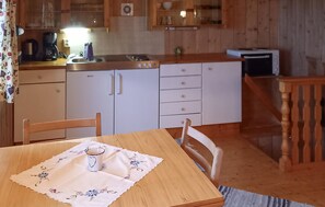 Wasserkocher mit Kaffee-/Teezubehör, Kühlschrank, Herdplatte