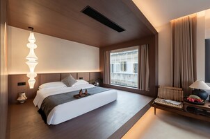 家庭双床房 | 迷你吧、办公桌、遮光窗帘、免费 WiFi