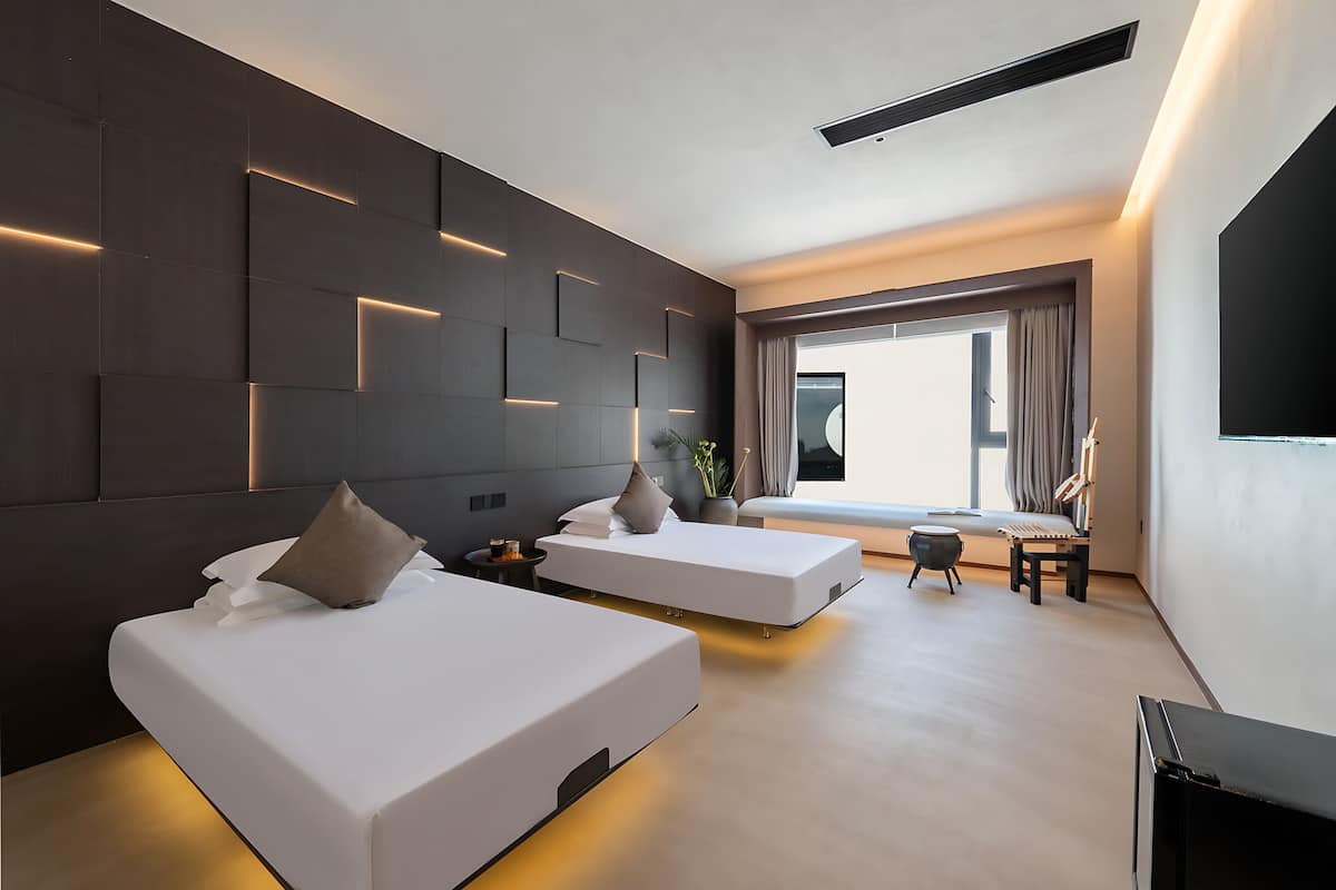 Comfort Twin Room | Minibar, desk, blackout drapes, WiFi (free)
