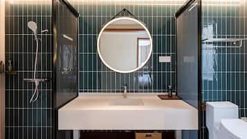 Luxury Double Room, Courtyard View | Bathroom