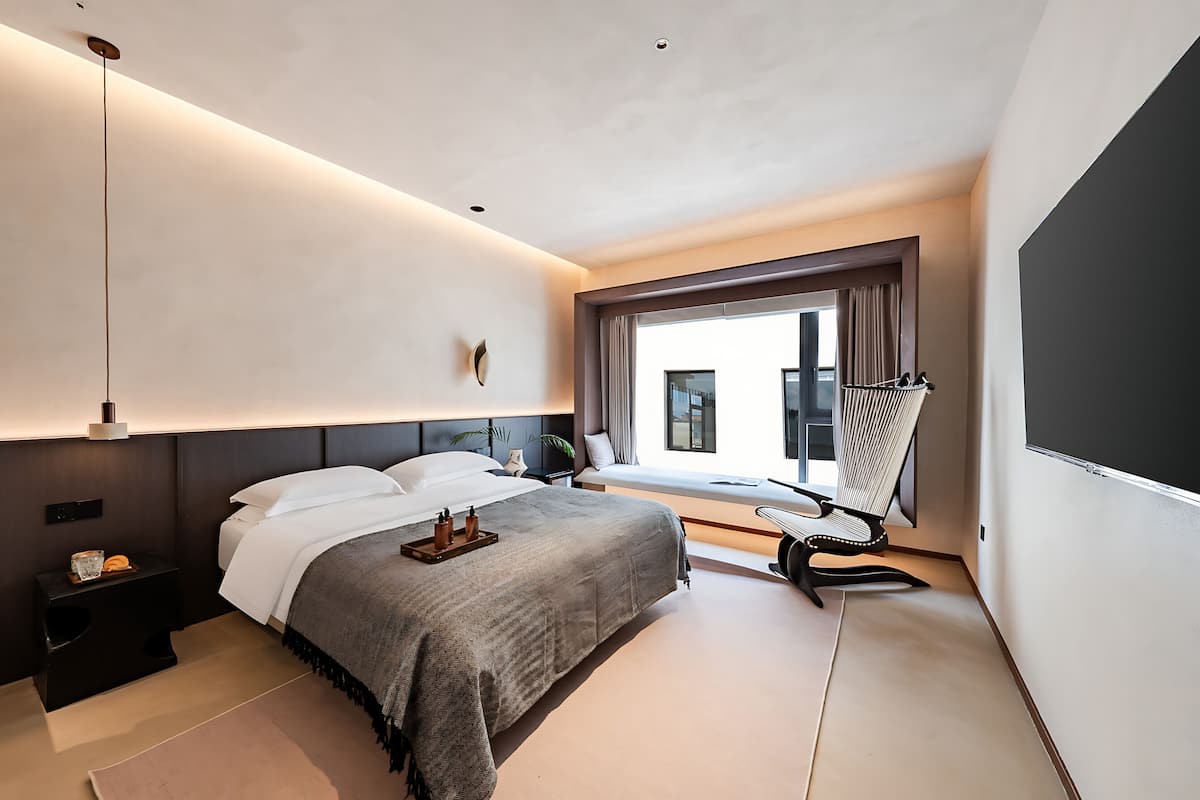 Deluxe Double Room | Minibar, desk, blackout drapes, WiFi (free)