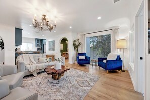 Living area - Luxury Hillside Retreat with Panoramic Views (Glendale)
