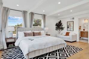 3 bedrooms, iron/ironing board, WiFi, bed sheets - Luxury Hillside Retreat with Panoramic Views (Glendale)