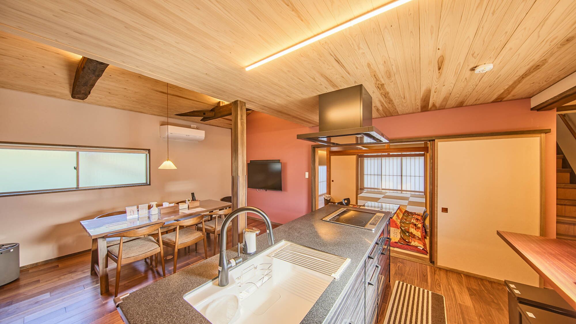 Private kitchen | Fridge, microwave, stovetop, cookware/dishes/utensils