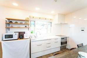 Fridge, microwave, stovetop, cookware/dishes/utensils - Sunset Villa Awaji (Awaji)