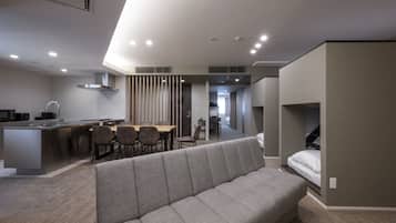 Un apartamento moderno con kitchenette, comedor y sofá.