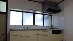 A kitchen with a window, a stove, and a dishwasher. - Usa Usa no Petit Farm (Omachi)
