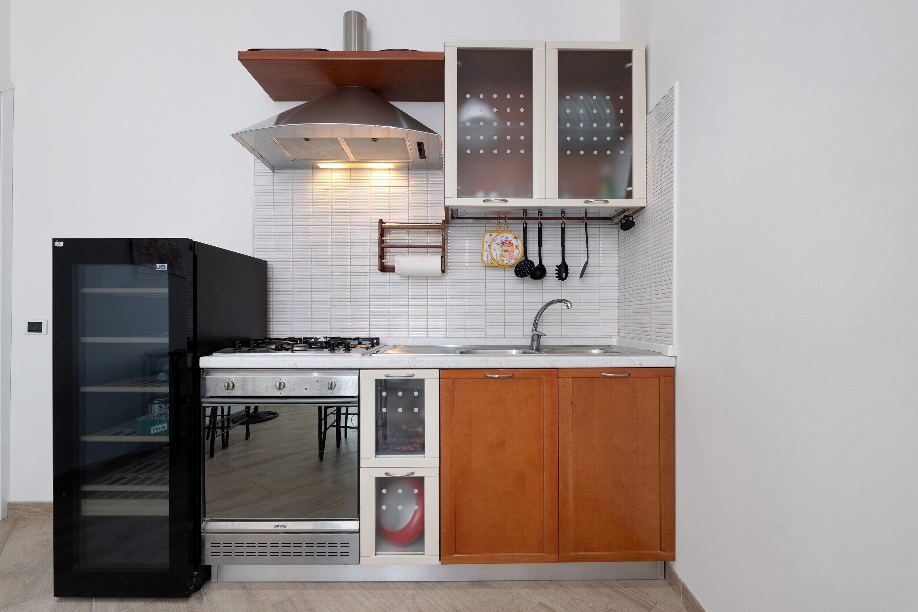 Coffee/tea maker, fridge, oven, stovetop