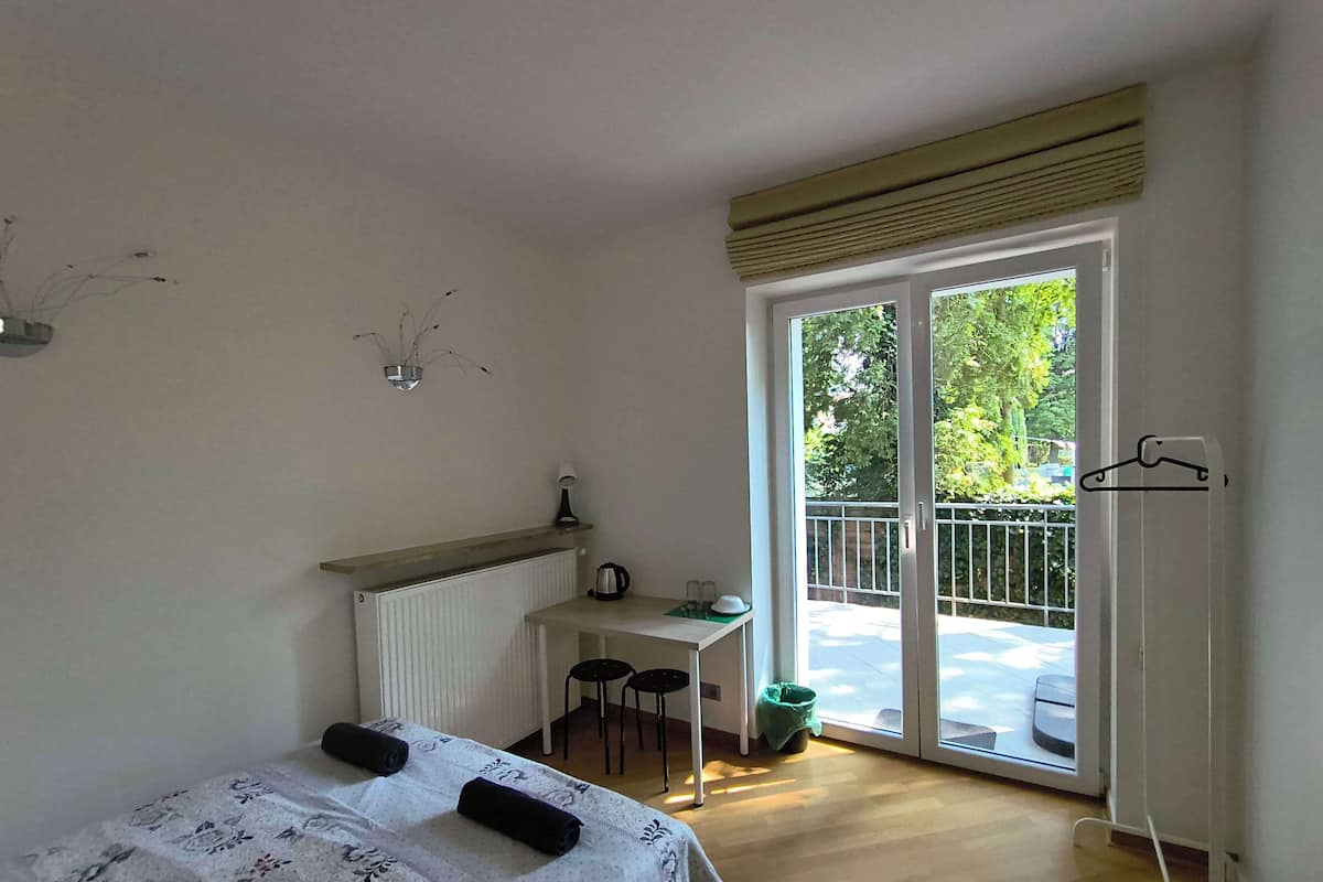 Habitación básica doble, 1 cama doble | Escritorio y espacio para trabajar con un portátil