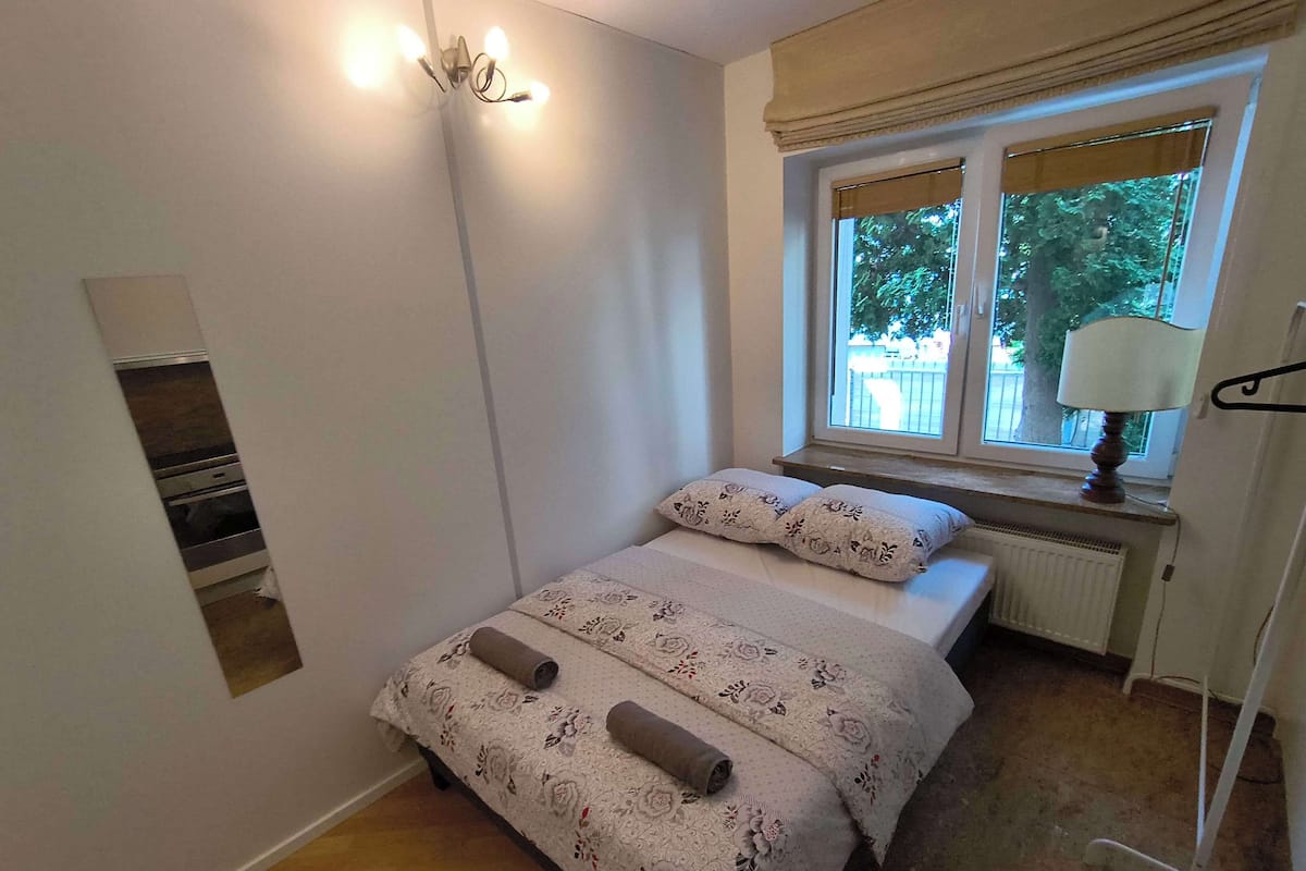 Habitación básica doble, 1 cama doble | Escritorio y espacio para trabajar con un portátil