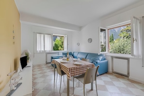 Standard-Apartment, 1 Schlafzimmer, Seeseite (Blu Gem Modern) | Speisen