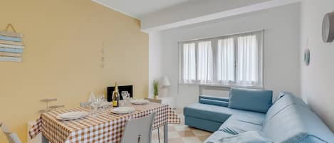 Standard Apartment, 1 Bedroom, Lakeside (Blu Gem Modern) | Living area