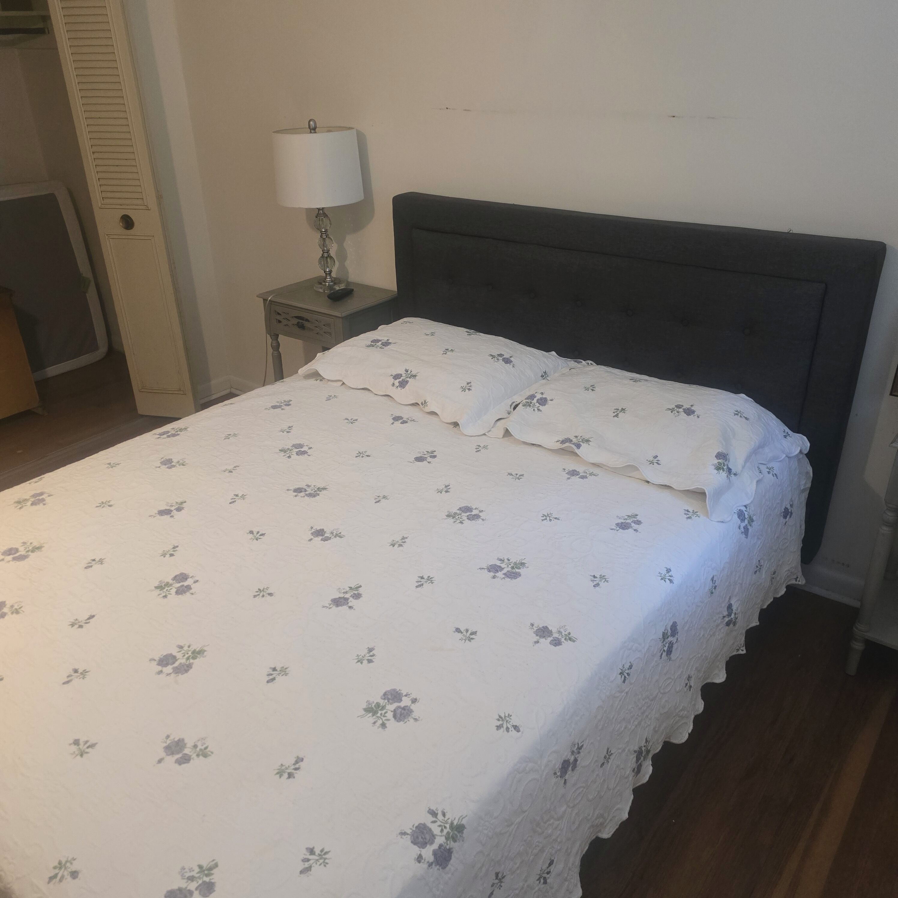 2 slaapkamers, een strijkplank/strijkijzer, gratis wifi, beddengoed