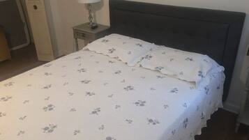 2 slaapkamers, een strijkplank/strijkijzer, gratis wifi, beddengoed