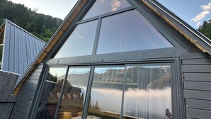 Un edificio moderno con techo inclinado y amplios ventanales.