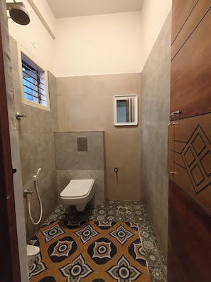 Secador de pelo, bidet, toallas, jabón