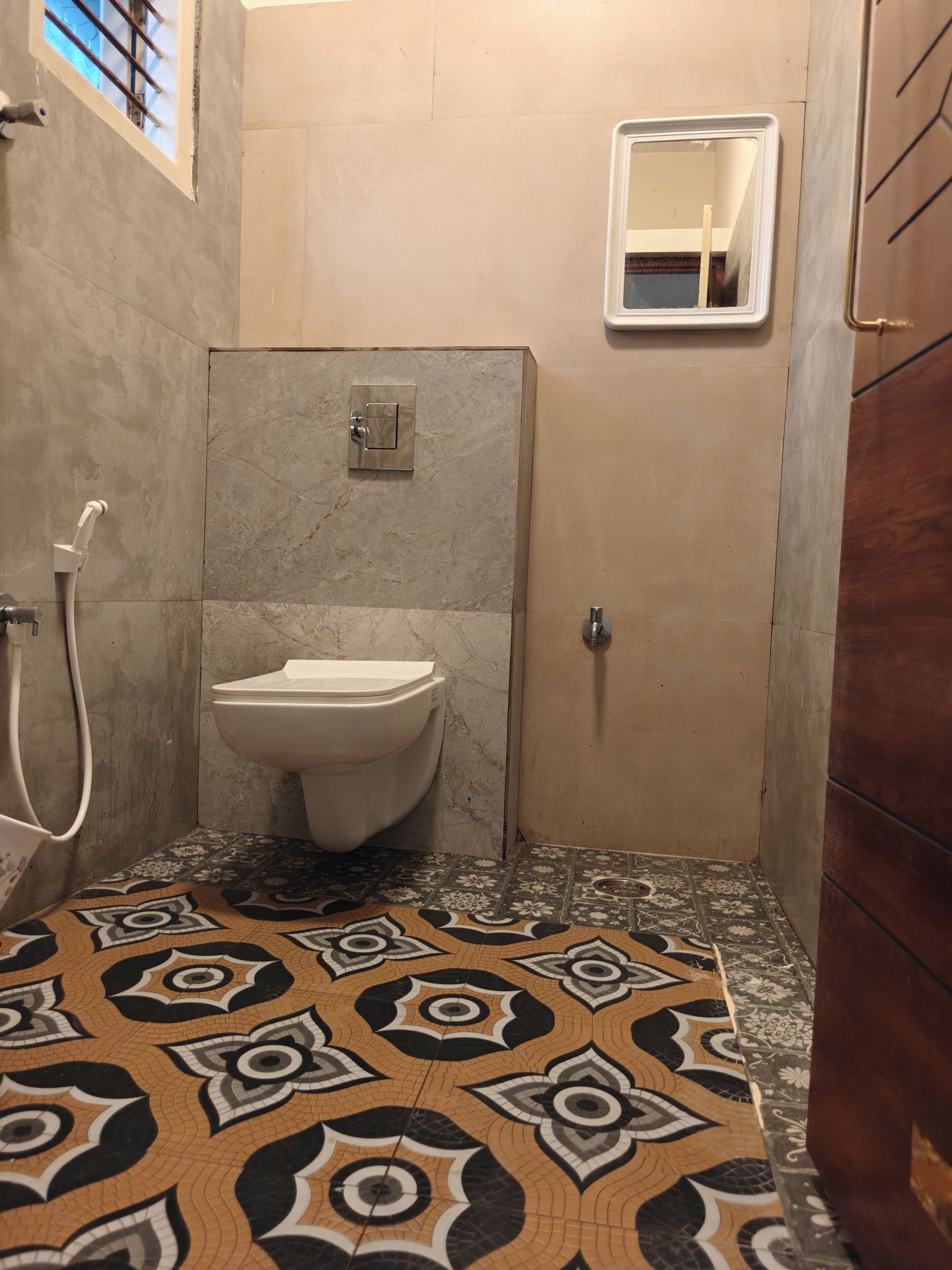 Baño con inodoro, ducha y espejo.