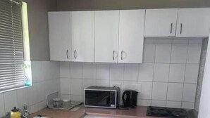 Fridge, microwave, toaster, cookware/dishes/utensils - Yoxall Overnight stays (Durban)
