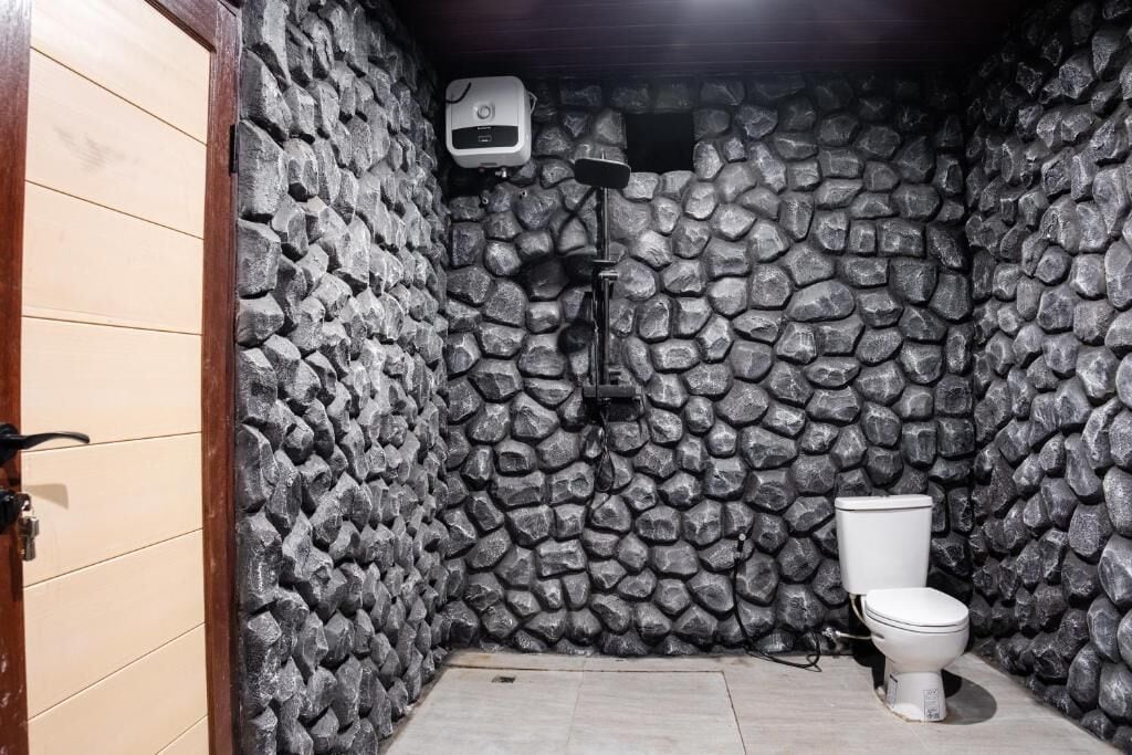 Habitación, vistas al jardín | Baño | Ducha, toallas, jabón y champú