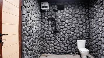 Habitación, vistas al jardín | Baño | Ducha, toallas, jabón y champú