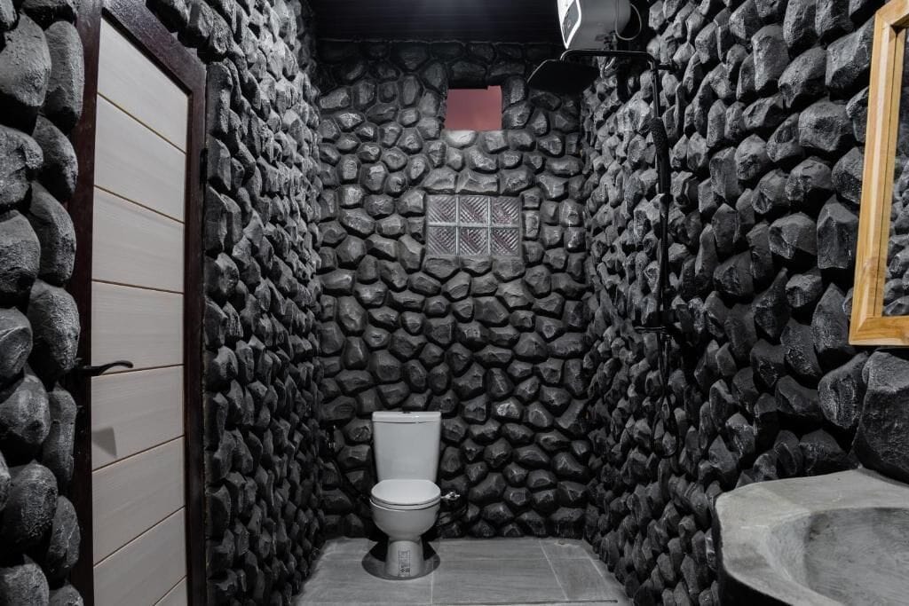 Camera, vista valle | Bagno | Doccia, asciugamani, sapone, shampoo
