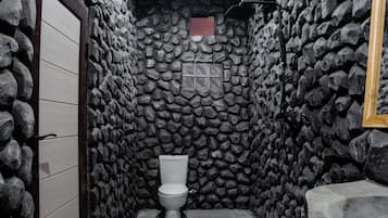 Kamer, uitzicht op vallei | Badkamer | Een douche, handdoeken, zeep, shampoo