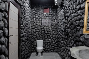 Kamer, uitzicht op vallei | Badkamer | Een douche, handdoeken, zeep, shampoo