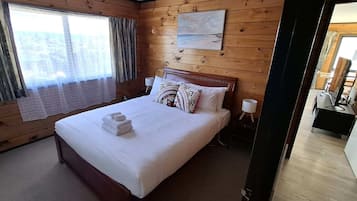 3 bedrooms, iron/ironing board, Internet, bed sheets