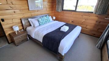 3 bedrooms, iron/ironing board, Internet, bed sheets