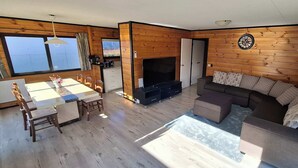 Living area - Sunny 3BDR Family Retreat in Leafy Glen Eden (Auckland)