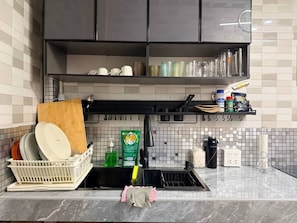 Frigorífico, microondas, placa de cocina y cafetera o tetera
